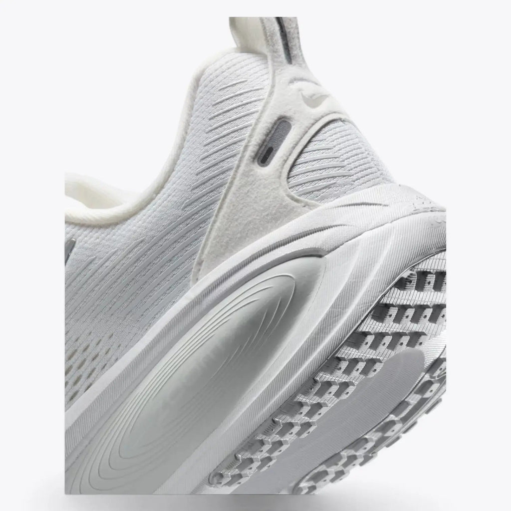 Nike Vomero 18 White Metallic Silver Photon Dust